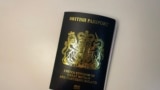 英国国民海外护照 （摄影：美国之音郑乐捷）