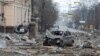 Une zone près du bâtiment de l'administration régionale, qui, selon les responsables de la ville, a été touchée par une attaque de missile, dans le centre de Kharkiv, en Ukraine, le 1er mars 2022.
