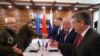 Delegacioni ukrainas (majtas) dhe ai rus (djathtas) shtrëngojnë duart (3 mars 2022)