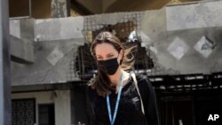 Angelina Jolie, envoyée spéciale du Haut-Commissariat des Nations Unies pour les réfugiés (HCR), arrive au Yémen, le 6 mars 2022. (Marwan Tahtah/UNHCR via AP)