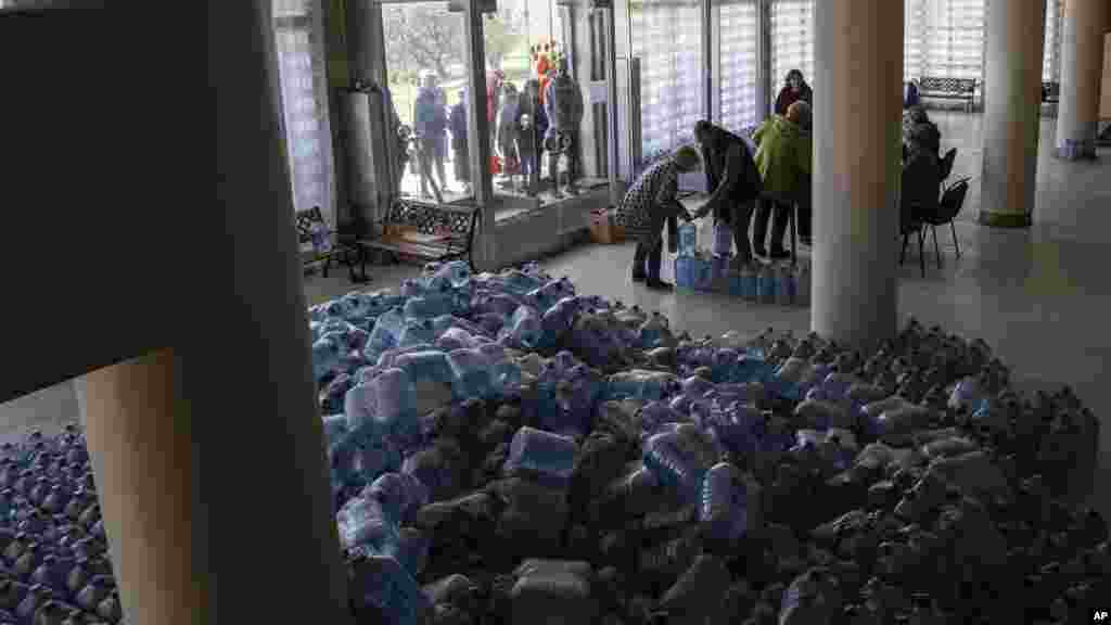 Local residents receive drinking water at a distribution center in Toretsk, eastern Ukraine, April 25, 2022.&nbsp;Toretsk residents have had no access to water for more than two months because of the war.