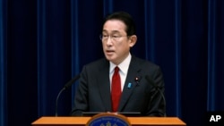 Kryeministri japonez Fumio Kishida duke folur gjatë një konference për shtyp më 25 shkurt 2022