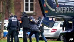 德国警方逮捕极右翼嫌疑人员（右二）（2022年12月7日）