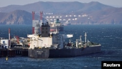 Arhiv - Tanker za prevoz sirove nafte usidren na terminalu Kozmino, u zalivu Nakodka, Rusija, 4. decembra 2022.