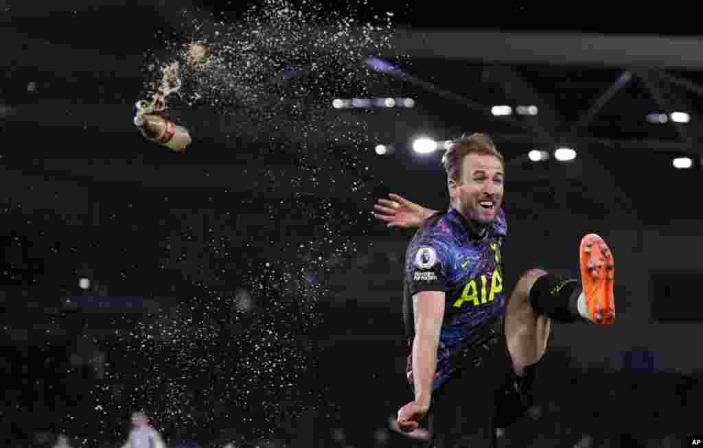 Tottenham&#39;s Harry Kane celebrates after scoring the second goal during the English Premier League soccer match between Brighton and Tottenham Hotspur at the Falmer stadium in Brighton, England, March 16, 2022.
