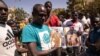 Le colonel Mamady Doumbouya (photo de droite), qui a pris le pouvoir par la force en septembre 2021 et s'est depuis lors fait investir président, a placé ces "assises" sous le signe de la "réconciliation" et du "pardon".