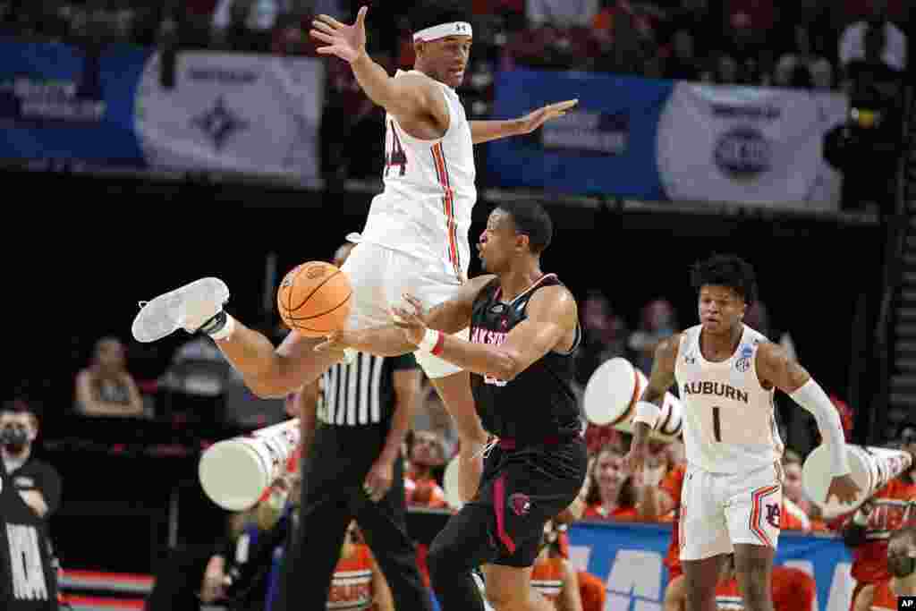 Jacksonville State&#39;s Darian Adams (23) passes the ball as Auburn&#39;s Dylan Cardwell (44) defends during the first half of a college basketball game in the first round of the NCAA tournament in Greenville, S.C.