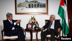 Mahmoud Abbas accueille John Kerry à Ramallah, le 7 avril 2013