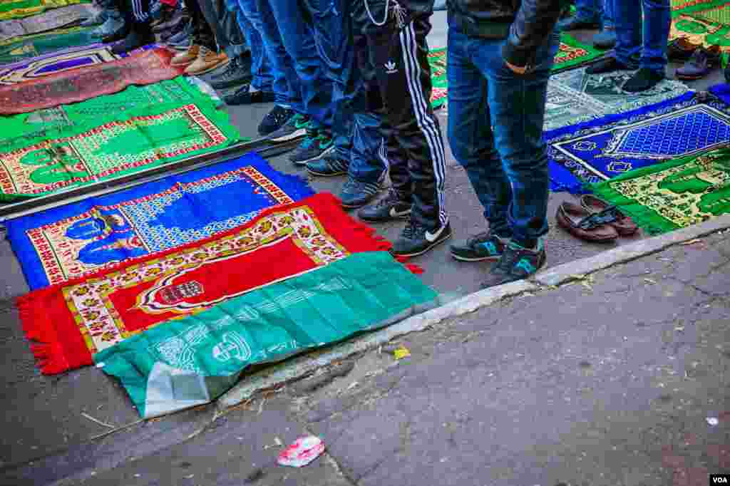 Sajadah warna-warni digelar di pinggir jalan Moskow (15/10). (VOA/Vera Undritz)