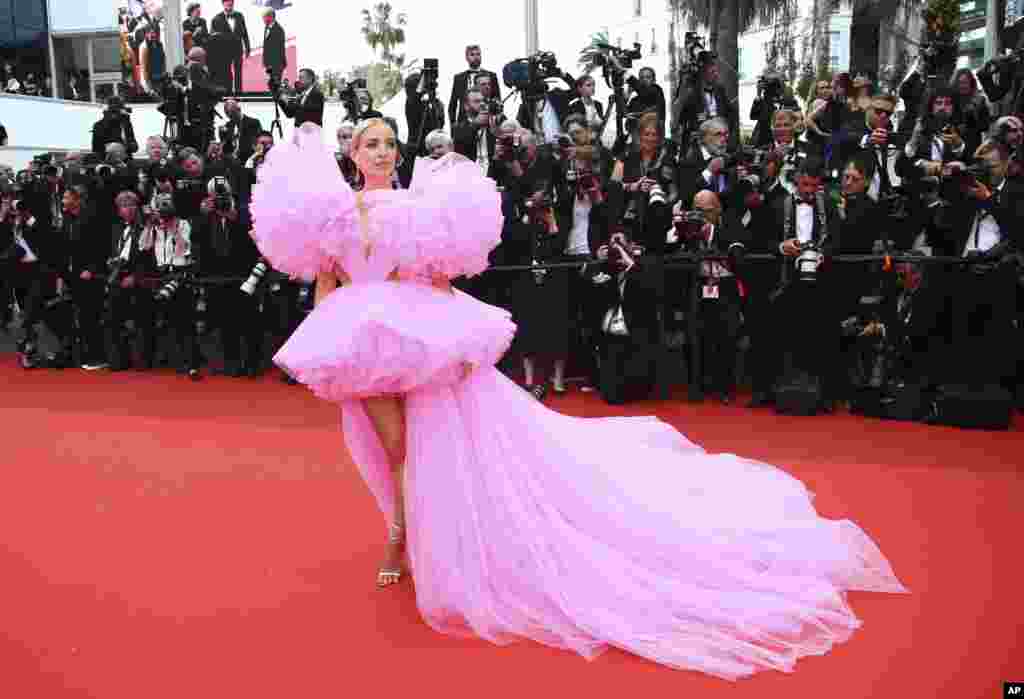 Leonie Hanne poses for photographers upon arrival at the premiere of the film &#39;Top Gun: Maverick&#39; at the 75th international film festival, Cannes, southern France.