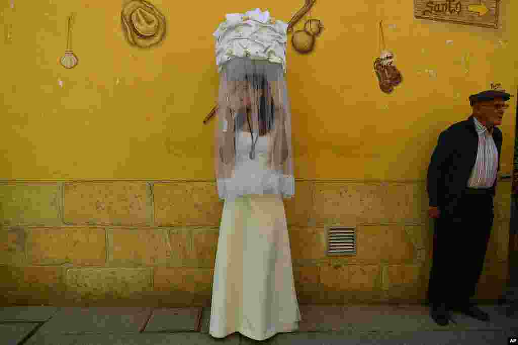 One of the &#39;&#39;Las Doncellas&#39;&#39; (maidens), holds a basket covered with white cloth transporting a loaf of bread on her head, during the &#39;&#39;Bread Procession of the Saint&#39;&#39;, the ceremony in honor of Saint Domingo de La Calzada (1019-1109) who helped poor people&nbsp;and pilgrimage, in Santo Domingo de La Calzada, northern Spain.