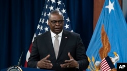 Menteri Pertahanan AS Lloyd Austin berbicara dengan awak media setelah melasanakan pertemuan daring dengan sejumlah negara sekutu membahas situasi di Ukraina di Pentagon, Washington, pada 23 Mei 2022. (Foto: AP/Alex Brandon)