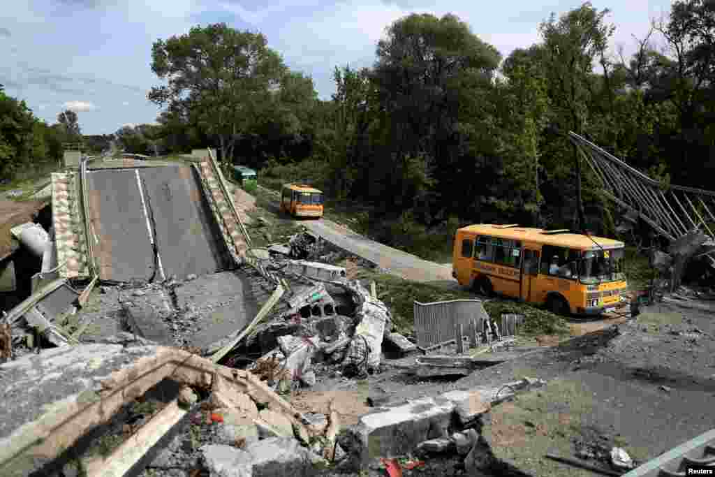 An evacuation convoy travels from Russian troop-occupied Kupiansk town, along a damaged road on the outskirts of Kharkiv, Ukraine, amid Russia&#39;s attack on Ukraine, May 30, 2022.