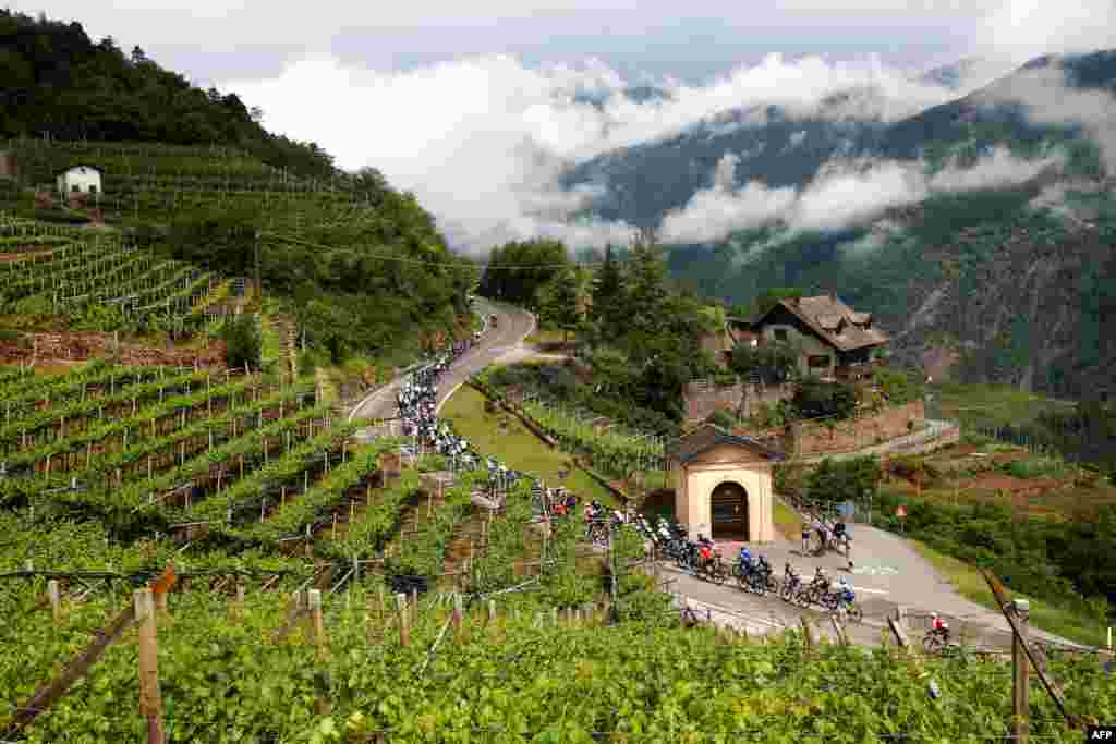 The pack rides near Lisignago village during the 17th stage of the Giro d&#39;Italia 2022 cycling race, 168 kilometers from Ponte di Legno to Lavarone, Italy.