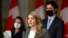 Foto Achiv: Minis Afe Etranje Kanada a Melanie Joly pandan yon konferans pou lapres ak Premye Minis Justin Trudeau nan Ottawa, Ontario, Kanada, 22 Fevriye 2022.