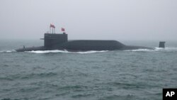 资料照：中国海军的094晋级战略核潜艇“长征15号”2019年4月23号出现在山东省青岛市附近海面，参加庆祝中国人民解放军建军70周年纪念。（美联社）