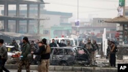 Petugas keamanan Afghanistan memeriksa lokasi serangan bom di Kabul, Afghanistan, Minggu, 20 Desember 2020. (Foto: AP/Rahmat Gul)
