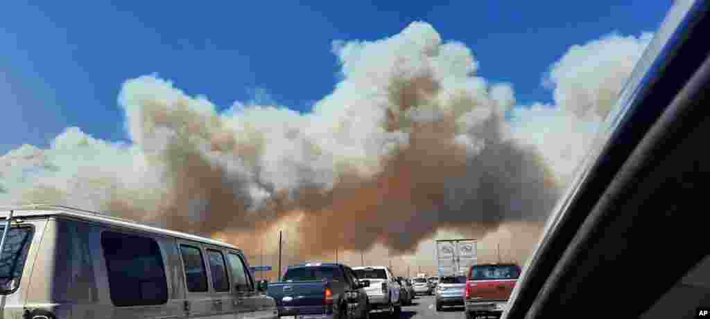 Smoke from the Tunnel Fire fills the sky in Doney Park, outside Flagstaff, Arizona, April 19, 2022.&nbsp;