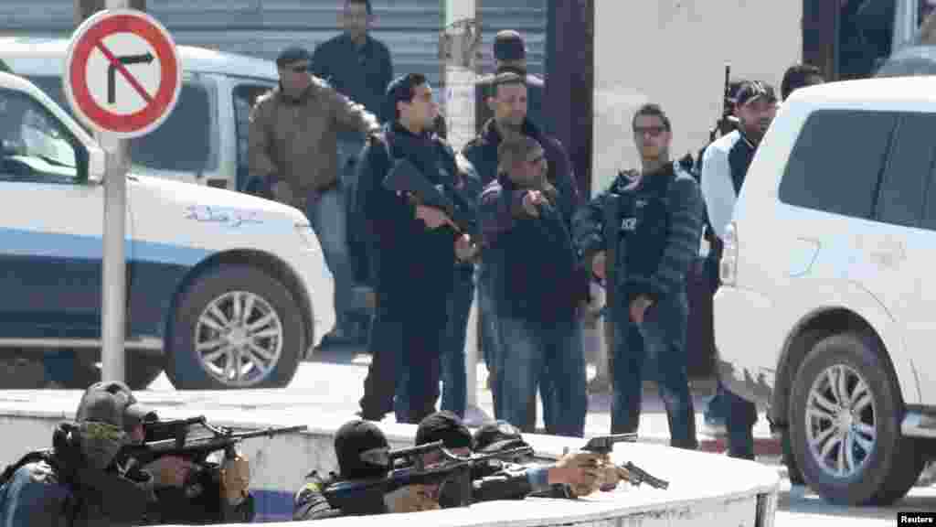 Les agents de police sont déployés à l'extérieur du parlement à Tunis Mars 18, 2015.
