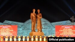 Tượng đài Nguyễn Tất Thành và thân phụ Nguyễn Sinh Sắc tại tỉnh Bình Định, 18/5/2017. (Ảnh chụp từ Báo Bình Định)