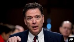 被解职的美国联邦调查局局长詹姆斯·科米在参议院情报委员会的将近3小时的听证会上（2017年6月8日）