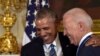 Le président Barack Obama donne la Médaille présidentielle de la liberté au vice-président Joe Biden lors d'une cérémonie à la Maison Blanche à Washington, le jeudi 12 janvier 2017. (AP Photo/Susan Walsh)