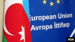 Avropa İttifaqı və Azərbaycanın bayraqları 