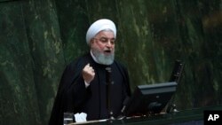Presiden Iran Hassan Rouhani saat menyerahkan rancangan anggaran pendapatan dan belanja 2019 kepada parlemen di Teheran, Iran, 25 Desember 2018. 