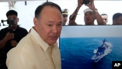 Menteri Pertahanan Filipina Gilberto Teodoro menghadiri acara ulang tahun ke 126 Angkatan Laut Filipina, di Manila, Filipina, 24 Mei 2024. (Foto: Aaron Favila/AP Photo)