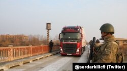 Arxiv fotosu: Ermənistanın humanitar yardım daşıyan yük maşını Türkiyə ilə sərhəddə, 11 fevral 2023