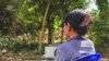អ្នកស្រី សោម សុវ៉ាន់ ​ស្ត្រី​​រង​អំពើហិង្សា​ពីស្វាមី កំពុង​អង្គុយ​​រៀបរាប់​នៅ​ផ្ទះ​របស់​ប្អូនស្រី​អ្នកស្រី​ក្នុង​ខេត្តកំពង់​ឆ្នាំង កាលពី​​​ថ្ងៃទី​ ២៥ ខែ​ធ្នូ​ ឆ្នាំ​ ២០២២។ (កាន់ វិច្ឆិកា/វីអូអេ)