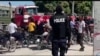 Yon polisye Ayisyen pandan yon manifestasyon nan Potoprens pou pwoteste kont lanmo kanmarad yo ki mouri anba bal gang ame, 26 Janvye 2023. 