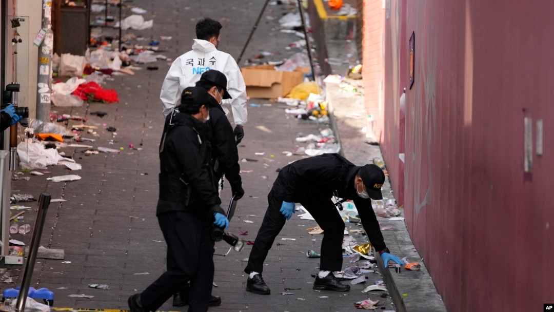 South Korean investigators inspect the scene of a deadly accident following Saturday night's Halloween festivities in Seoul, South Korea, Monday, Oct. 31, 2022. (AP Photo/Lee Jin-man)