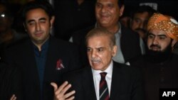 Le chef de l'opposition pakistanaise, Shehbaz Sharif, s'exprime lors d'une conférence de presse avec d'autres chefs de parti à Islamabad, le 7 avril 2022, après un verdict de la Cour suprême. 