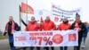Zaposleni u Volkswagen AG marširaju za veće plate ispred fabrike Volkswagena u Osnabruecku tokom 'štrajka upozorenja' njemačkog sindikata metalaca IG Metall, u Osnabruecku, Njemačka, 6. novembra 2024.