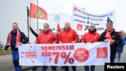 Zaposleni u Volkswagen AG marširaju za veće plate ispred fabrike Volkswagena u Osnabruecku tokom 'štrajka upozorenja' njemačkog sindikata metalaca IG Metall, u Osnabruecku, Njemačka, 6. novembra 2024.