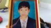 រូបថត​របស់​ផែង កុសល្យ ដែល​បាន​ស្លាប់​ដោយសារ​ការបាញ់​របស់​កងរាជ​អាវុធហត្ថ កាលពី​ថ្ងៃទី៣ ខែមករា ឆ្នាំ២០១៤ ក្នុង​ទីក្រុង​ភ្នំពេញ។ 