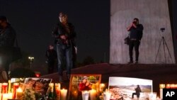 Qirinjtë e ndezur për fotoreporterin Margarito Martinez, 21 janar 2022, Tihuana, Meksikë.(AP Photo/Gregory Bull