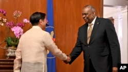 Waziri wa ulinzi wa Marekani Lloyd James Austin akisalimiana na Rais wa Ufilipino Ferdinand Marcos Jr, Alhamisi mjini Manila.
Feb. 2, 2023. 