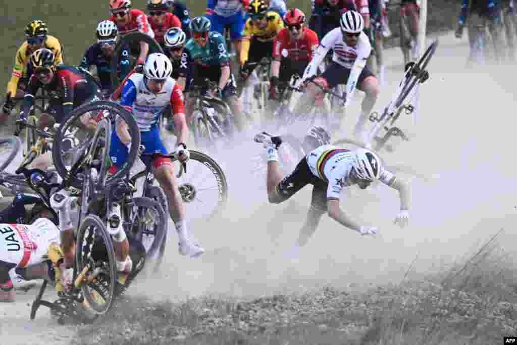 QuickStep - AlphaVinyl French rider Julian Alaphilippe (R) falls during the 16th one-day classic cycling race Strade Bianche (White Roads), 184 km between Siena and Siena, in Italy,&nbsp; March 5, 2022.