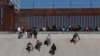 Foto Achiv: Migran Pwoche bo kote mi ki sou frontye Etazini ak Meksik la nan vil Ciudad Juarez, Meksik, 21 Desanm 2022. 