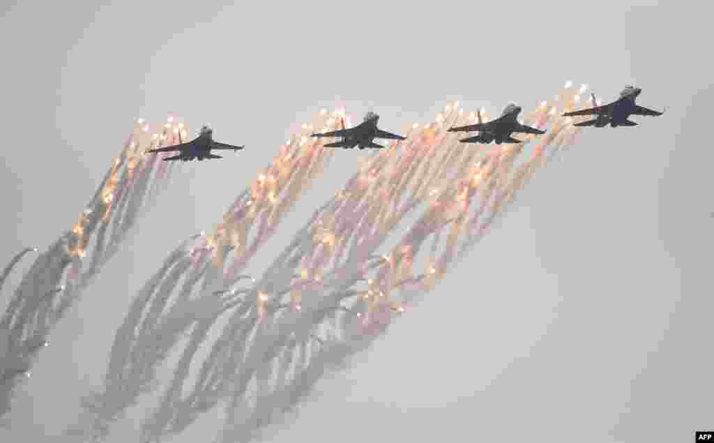 Su-30MK2 fighter jets of Vietnam People&#39;s Army Air Force fly during the Vietnam 2022 International Defense Expo in Hanoi.