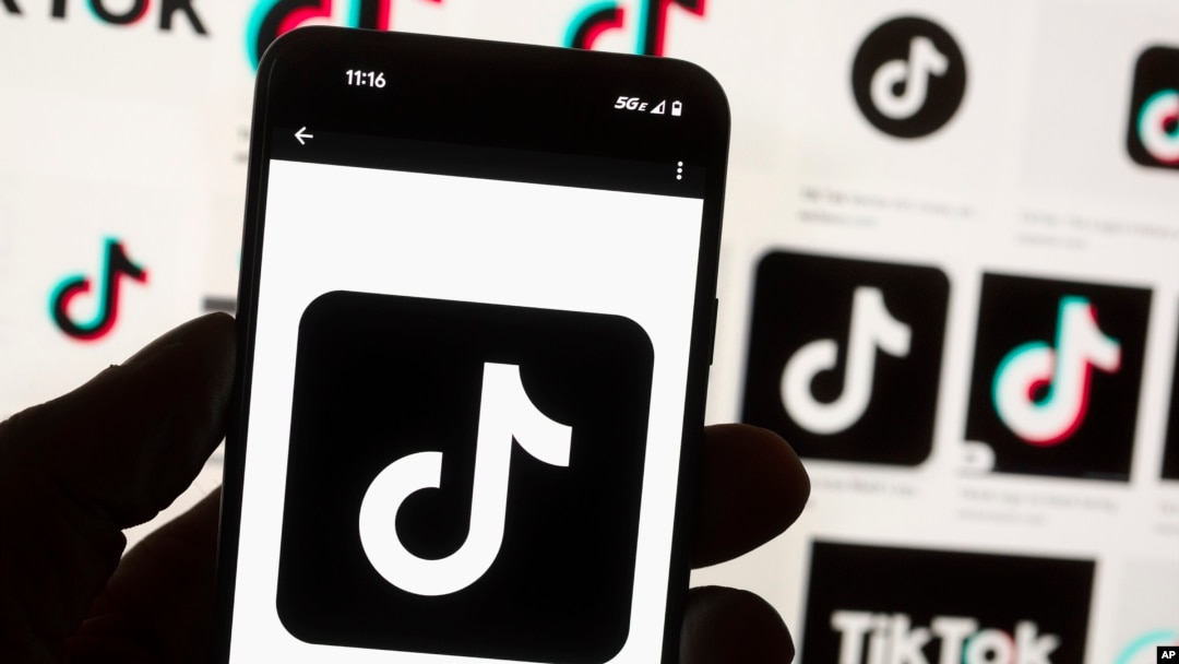 Foto Achiv: Logo TikTok la sou yon telefon entelijan. 