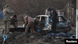 Istražitelji rade u blizini tijela lokalnih stanovnika ubijenih tokom ruskog raketnog napada u Zaporožju, Ukrajina, 5. decembra 2022. REUTERS/Dmytro Smolienko