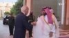 De "paria" à une poignée de main: Biden critiqué pour son revirement sur l'Arabie saoudite