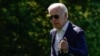 Presiden AS Joe Biden berjalan di pelataran selatan Gedung Putih, Washington DC, setelah turun dari Marine One sekembalinya dari Pantai Rehoboth, Delaware, bersama ibu negara, 5 Juni 2022. (REUTERS/Elizabeth Frantz)