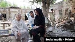 تر دې وړاندې هم چې کله پاکستان کې په کال 2010م کې یو سخت سېلاب راغلی ؤ نو هم انجیلنا جولي دپاکستان په سفر راغلې وه اؤ دلته یې سېلاب ځپلو سره مرستو ته دنړیوالو پام راګرځولی ؤ