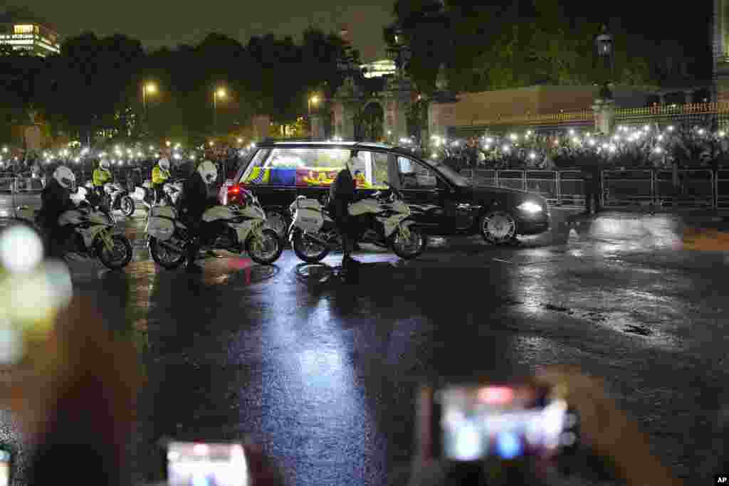 The hearse carrying Queen Elizabeth&#39;s coffin arrives at Buckingham Palace in London.