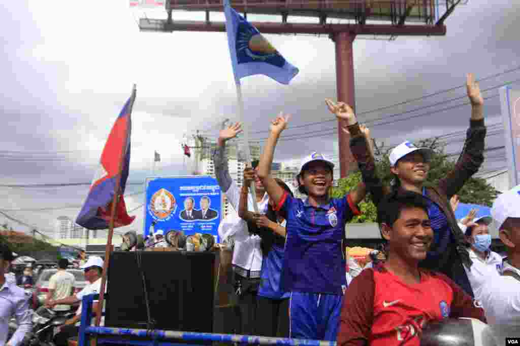 អ្នកគាំទ្រចេញមកស្វាគមន៍ក្បួនឃោសនាបោះឆ្នោតឃុំសង្កាត់របស់គណបក្សសង្គ្រោះជាតិ នៅភ្នំពេញកាលពីថ្ងៃទី២ ខែមិថុនា ឆ្នាំ២០១៧ ។ (អូន ឆេងប៉រ/VOA)
