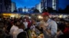 Pemimpin oposisi Malaysia Anwar Ibrahim berbicara kepada para pendukungnya selama kampanye pemilu di Kuala Lumpur, Malaysia, Rabu, 16 November 2022. (AP/Vincent Thian)